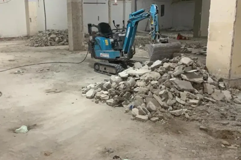 Kleine graafmachine en puin in het bestaande project in Castricum